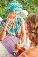 Frau mit Henna tätowieren auf ihr Hand foto