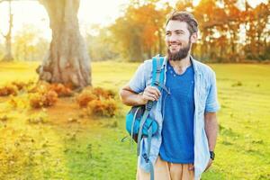 gut aussehend Mann Gehen im ein Park foto