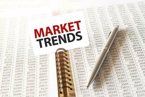 Text Markt Trends auf Papier Karte, Stift, finanziell Dokumentation auf Tabelle foto