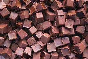 Schokoladenstückchen und Schokoladenhintergrund