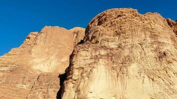 mit Kamel Wohnwagen durch das Wüsten von Wadi Rum, Jordan foto