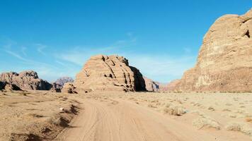 mit Kamel Wohnwagen durch das Wüsten von Wadi Rum, Jordan foto