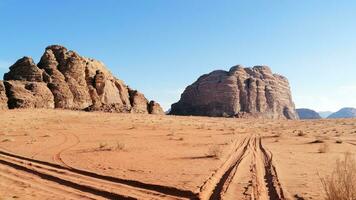 mit Kamel Wohnwagen durch das Wüsten von Wadi Rum, Jordan foto