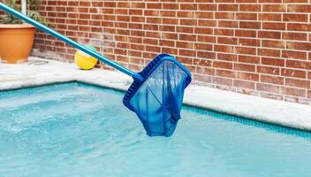 Schwimmbad Instandhaltung mit Schwimmbad Blatt Abschäumer, Schwimmbad Blatt Abschäumer, Schwimmbad Reinigung und Instandhaltung Werkzeug, Bild von ein Schwimmbad Blatt Skimmer foto