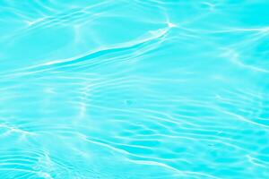 Blau Wasser mit Wellen auf das Oberfläche. defokussieren verschwommen transparent Blau farbig klar Ruhe Wasser Oberfläche Textur mit spritzt und Blasen. Wasser Wellen mit leuchtenden Muster Textur Hintergrund. foto