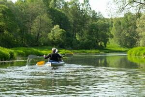 Familie Kajak Ausflug zum Seigneur und Senora. ein Alten verheiratet Paar Rudern ein Boot auf das Fluss, ein Wasser Wanderung, ein Sommer- Abenteuer. altersbedingt Sport, mental Jugend und Gesundheit, Tourismus, aktiv alt Alter foto