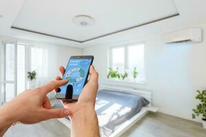 Clever Haus, Zuhause Automatisierung, Gerät mit App Symbole. Mann Verwendet seine Smartphone mit intelligentes Zuhause Sicherheit App zu Freischalten das Tür von seine Haus. foto