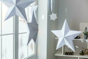 ein Star geformt Weihnachten Dekoration gelehnt gegen ein Fenster im Tageslicht. foto