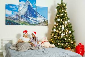 Mama und Tochter Lügen zusammen auf das Bett Vor Weihnachten foto