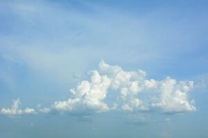 blauer Himmel Hintergrund mit Wolken foto