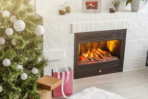Schönes, festlich dekoriertes Zimmer mit Weihnachtsbaum mit Geschenken darunter foto