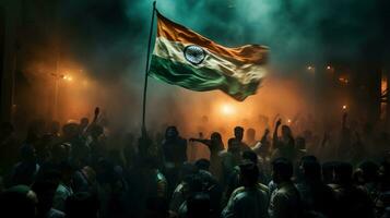 Menge von Menschen winken das indisch Flagge. foto