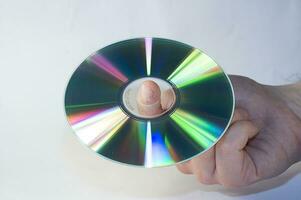 CD Platte im männlich Hand auf Weiß Hintergrund foto