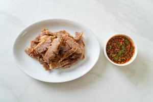 gegrillter Schweinenacken mit thailändischer scharfer Sauce foto