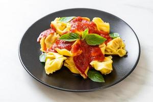 italienische Tortellini-Nudeln mit Tomatensauce foto