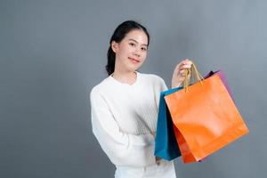 Asiatin mit Einkaufstüten foto