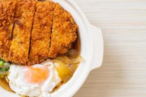 japanisches gebratenes Schweineschnitzel mit Zwiebelsuppe und Ei foto