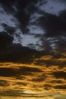 Himmel Sonnenuntergang Hintergrund Konzept. Horizont oben Aussicht Abend Sonnenuntergang Himmel und das Morgen Sonnenaufgang im das Stadt bunt mit Kopieren Raum foto