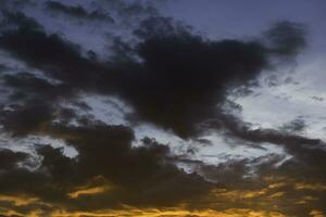 Himmel Sonnenuntergang Hintergrund Konzept. Horizont oben Aussicht Abend Sonnenuntergang Himmel und das Morgen Sonnenaufgang im das Stadt bunt mit Kopieren Raum foto