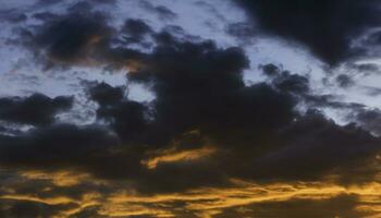 Himmel Sonnenuntergang Hintergrund Konzept. Horizont oben Aussicht Abend Sonnenuntergang Himmel und das Morgen Sonnenaufgang im das Stadt bunt mit Kopieren Raum foto