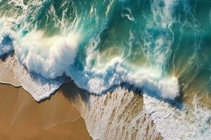 Overhead Foto von abstürzen Wellen auf das Küstenlinie. tropisch Strand Surfen. abstrakt Antenne Ozean Sicht. ai generiert