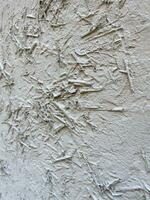Mauer gemalt mit Weiß malen. Weiß Mauer ist gemalt mit Heu und Reis Stroh. abstrakt Hintergrund mit alt Weiß Gips. grau Farbe. Vertikale Komposition. texturiert grau Hintergrund. foto