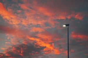 Sonnenuntergang am Himmel mit orangefarbenen Wolken foto