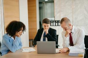 Mannschaft Denken von Problem Lösung beim Büro treffen, traurig vielfältig Geschäft Menschen Gruppe schockiert durch Schlecht Nachricht, verärgert Kollegen im Panik nach Unternehmen Konkurs Konzept foto