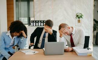 Mannschaft Denken von Problem Lösung beim Büro treffen, traurig vielfältig Geschäft Menschen Gruppe schockiert durch Schlecht Nachricht, verärgert Kollegen im Panik nach Unternehmen Konkurs Konzept foto