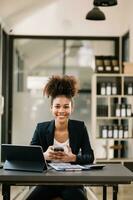 jung attraktiv Afrika weiblich Büro Arbeiter Geschäft Anzüge lächelnd beim Kamera im Büro foto