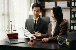 asiatisch Geschäft Mannschaft und Anwälte diskutieren Vertrag Papiere Sitzung beim das Tisch. Konzepte von Gesetz, Beratung, legal Dienstleistungen. beim modern Büro foto