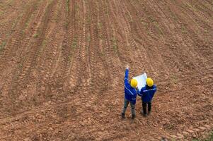 oben Aussicht von Ingenieurwesen Menschen Treffen im landwirtschaftlich Feld, Ingenieurwesen Menschen, korporativ Arbeiten, Zusammenarbeit Konzept foto