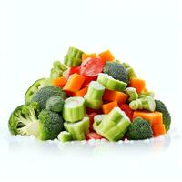 gefroren Gemüse auf Weiß Hintergrund Tabelle foto