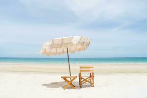Strand Regenschirme und Stühle mit Weiß Sand und perfekt Blau Himmel. foto