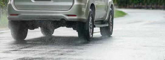 Banner Illustration von Regen Wasser planschen von schwarz Auto Räder schnell ziehen um auf Straße im Regen, Unfall auf regnerisch Tag foto