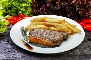 Steak mit Pommes foto