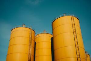 Gelb Stahl Silos Hintergrund und Textur, Metall Silos zum Beton mischen Prozess Pflanze. ai generiert foto