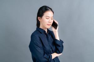 asiatische Frau, die Handy benutzt, um Geschäft zu sprechen foto