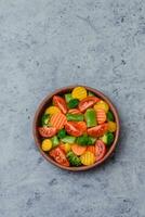 bunt Vegetarisch Salat mit Kirsche Tomaten und gedämpft Brokkoli foto