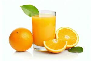 frisch gedrückt Orange Saft im ein Glas mit Hälfte ein orange, ein gesund und erfrischend Getränk, isoliert auf ein Weiß Hintergrund. ai generativ foto