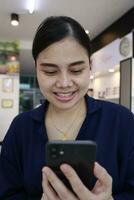 Person mit Telefon, Frau mit Handy, Mobiltelefon Telefon beim Zuhause foto