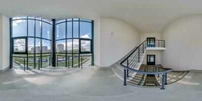 hdri 360 Panorama Aussicht im leeren modern Halle in der Nähe von Panorama- Fenster mit Säulen, Treppe und Türen im voll gleichwinklig kugelförmig Projektion, kann verwenden wie Umgebung Karte im vr foto