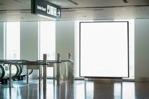 leer Werbung Plakatwand beim Flughafen, Modell Poster Medien Vorlage Anzeigen Anzeige foto