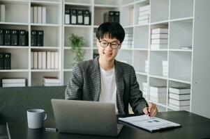 jung Geschäft Mann Exekutive Manager suchen beim Laptop Aufpassen online Webinar Ausbildung oder haben virtuell Treffen Video Konferenz tun Markt Forschung Arbeiten im Büro. foto