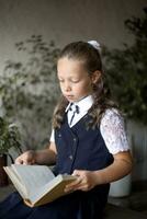 primär Schule Mädchen, im Schule Uniform foto