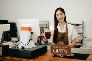 Anfang erfolgreich klein Geschäft Inhaber sme Frau Stand mit Tablette im Cafe. Frau Barista Cafe Eigentümer. foto