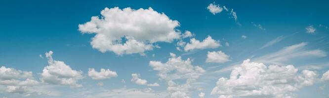 schöner blauer Himmel mit weißen Wolken foto