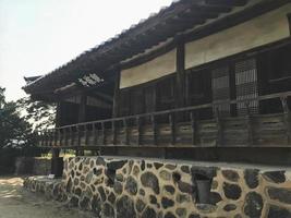 altes asiatisches haus in einem traditionellen dorf, südkorea foto