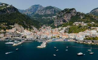 Ansichten von Amalfi auf das Amalfi Küste, Italien durch Drohne foto