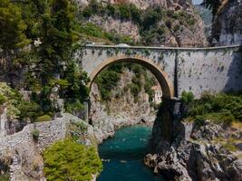 Ansichten von fiordo di Furore auf das Amalfi Küste, Italien durch Drohne foto